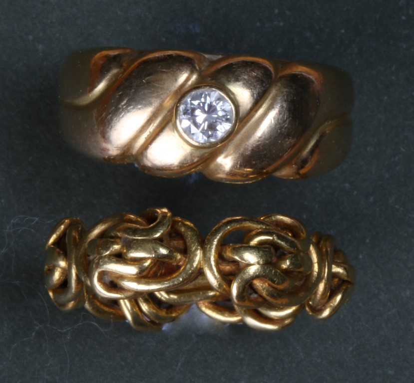 A VICTORIAN WEDDING BAND in the form of interlocking knots with inset panel inside name and dated