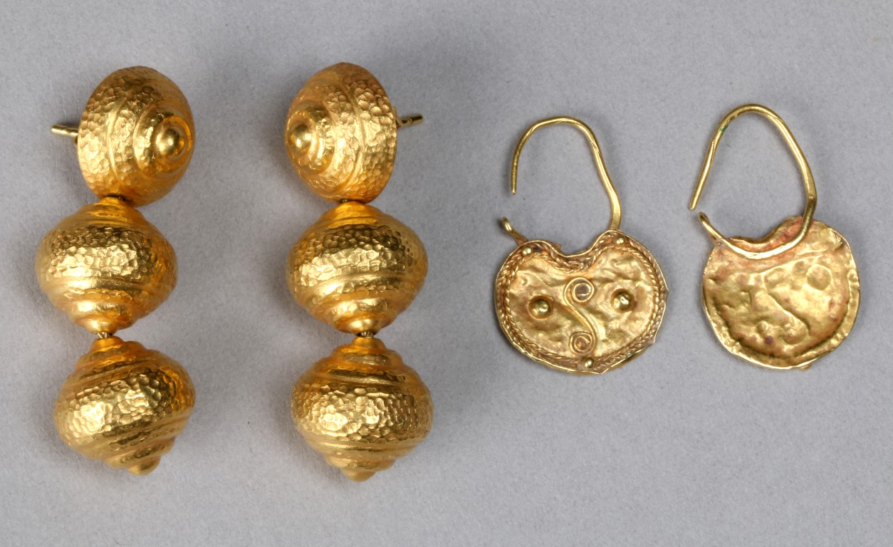A PAIR OF EGYPTIAN STYLE DROP EARRINGS in the form of textured spheres, stamped 22K; and a further