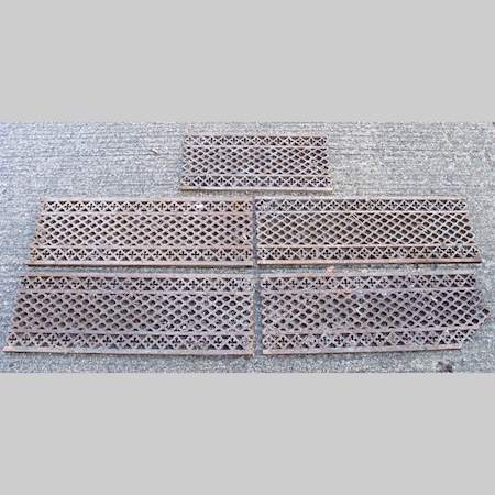 A Victorian cast iron grate, in five sections, 500cm