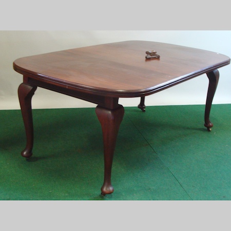 An early 20th century mahogany wind out dining table, with additional leaf and winder, 172 x 106cm