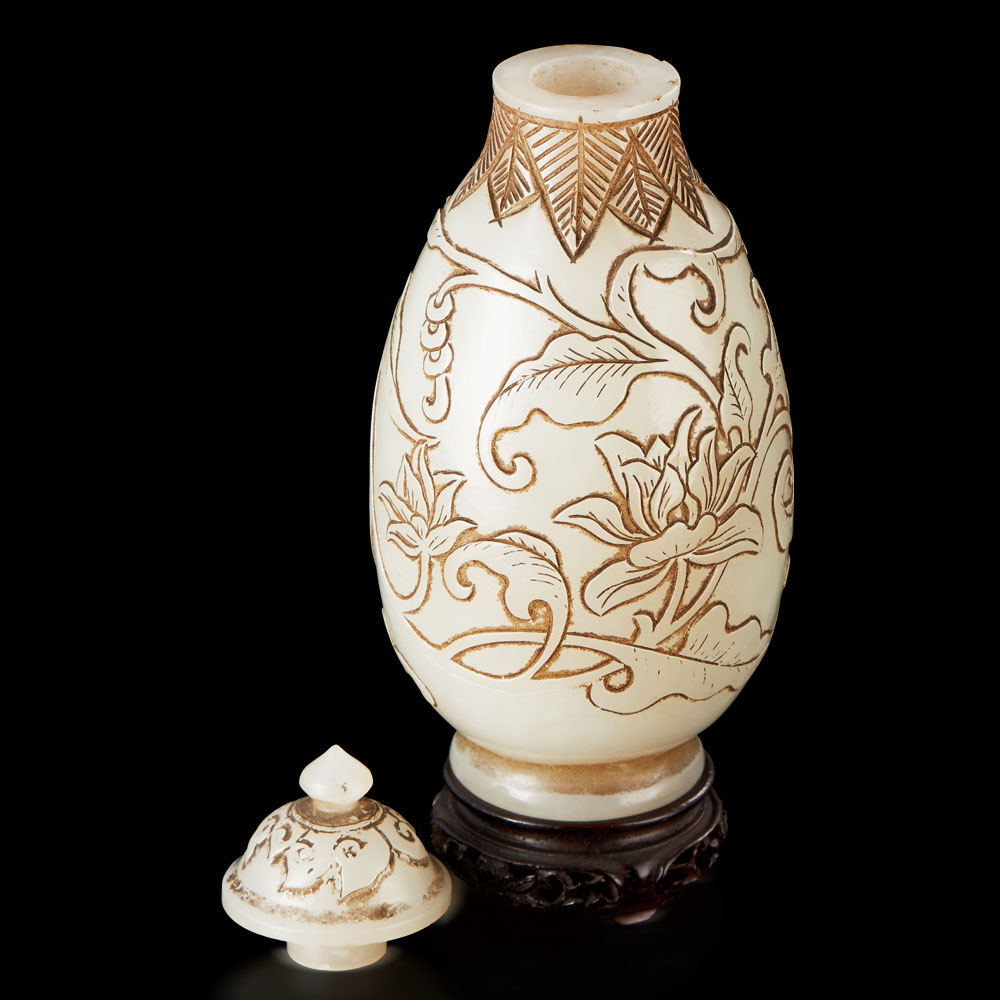 A WHITE JADE LOTUS FLOWER VASE AND COVER QING DYNASTY, 18TH CENTURY H 9.0 cm. (3 5/8 in.) ????? ??? - Image 2 of 3