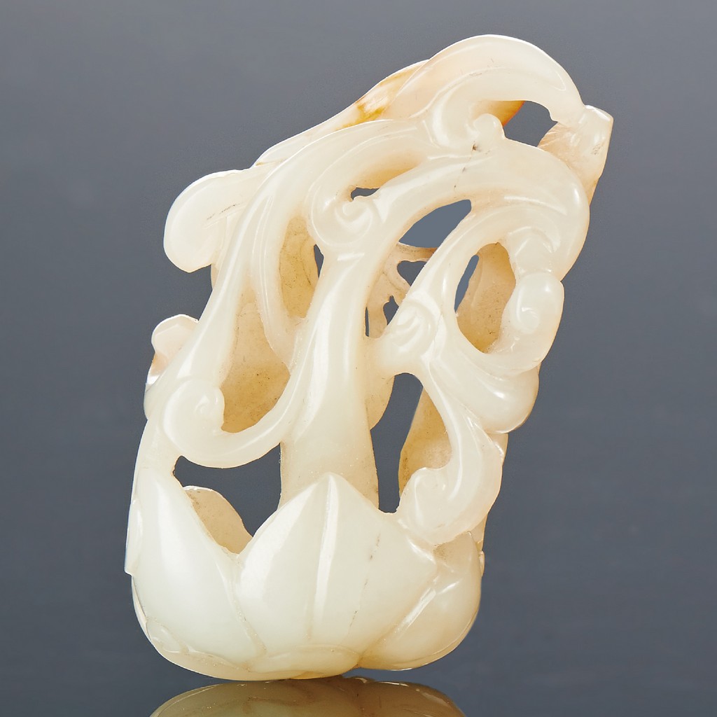 A WHITE AND RUSSET JADE ROSETTE PENDANT QING DYNASTY (1644-1911) L 6.3 cm. (2 1/2 in.) ? ????????? - Image 2 of 2