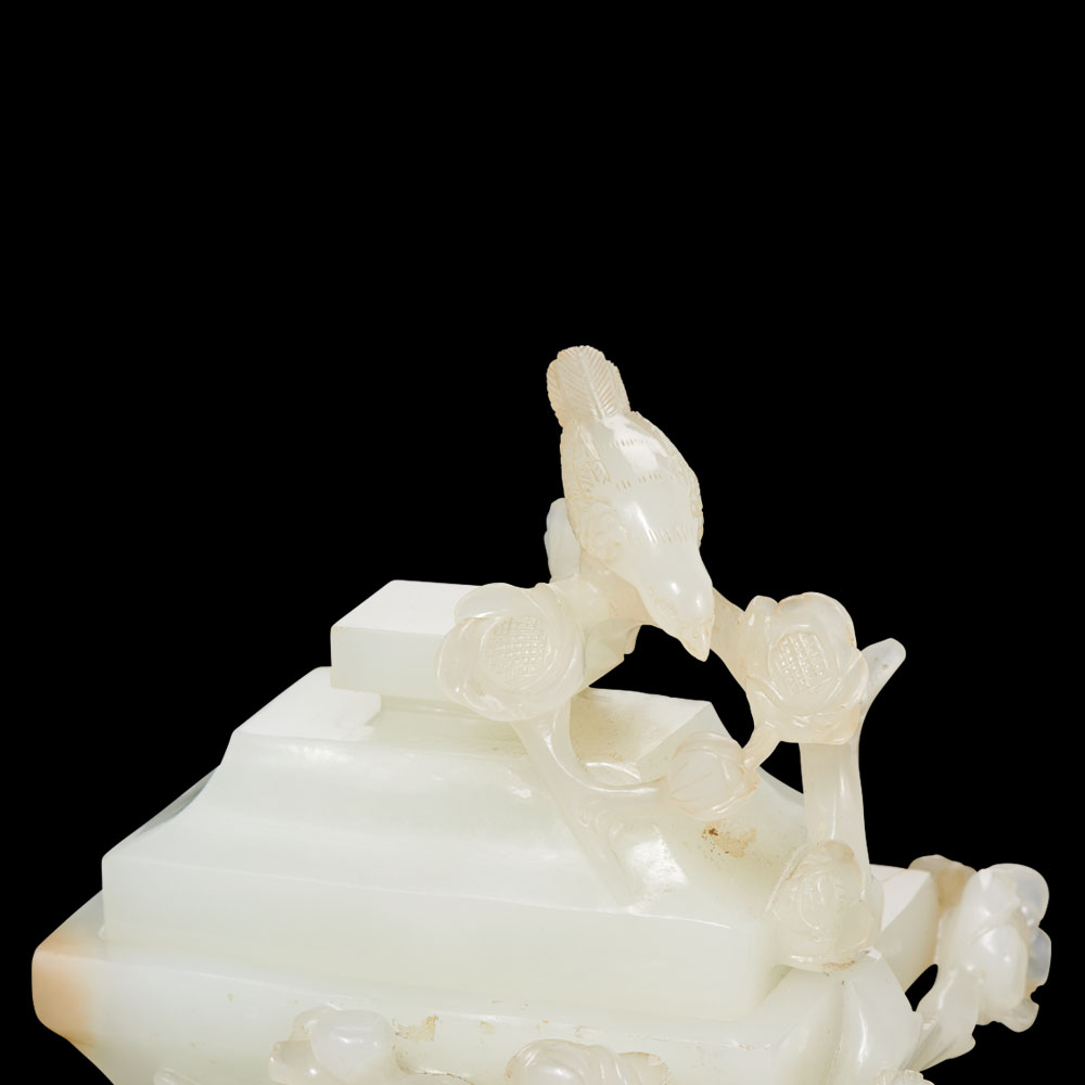 A WHITE JADE `MAGPIES ON PRUNUS` CHAINED VASE AND COVER QIANLONG PERIOD (1736-1795) H 14.7 cm. (5 - Image 4 of 4