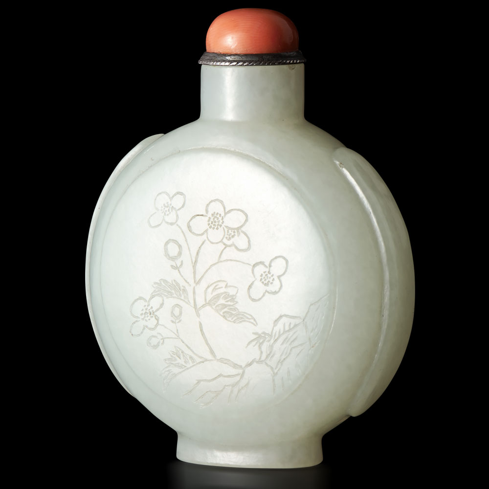 AN IMPERIALLY INSCRIBED WHITE JADE SNUFF BOTTLE QIANLONG FOUR-CHARACTER MARK AND OF THE PERIOD ( - Image 4 of 4