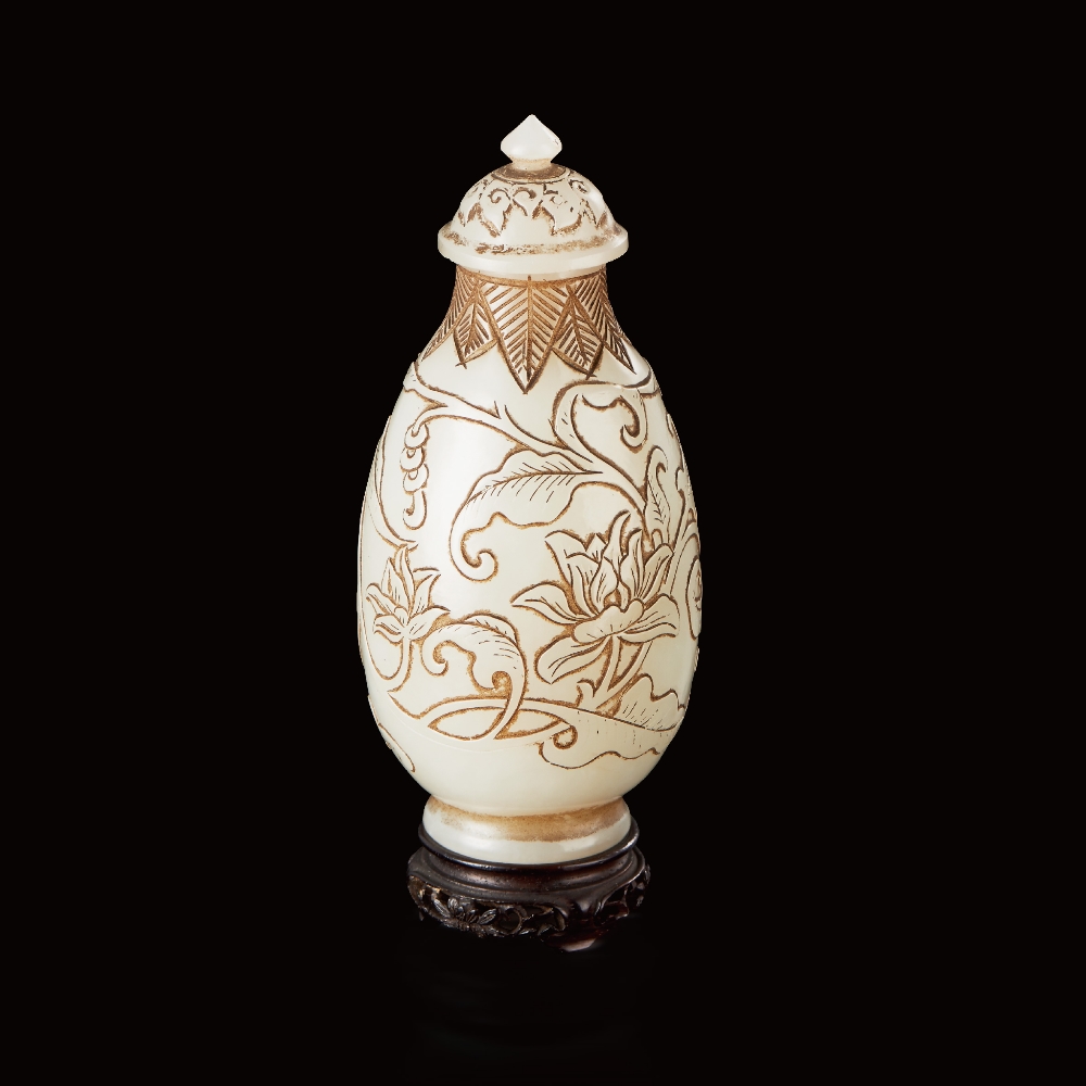 A WHITE JADE LOTUS FLOWER VASE AND COVER QING DYNASTY, 18TH CENTURY H 9.0 cm. (3 5/8 in.) ????? ???