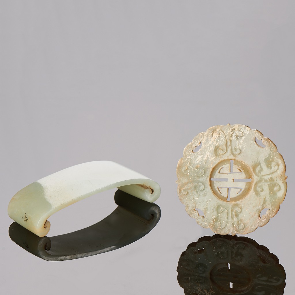 AN UNEARTHED PALE CELADON JADE PENDANT WITH MOVABLE CENTER AND A WHITE JADE INKSTONE REST QING - Image 2 of 2