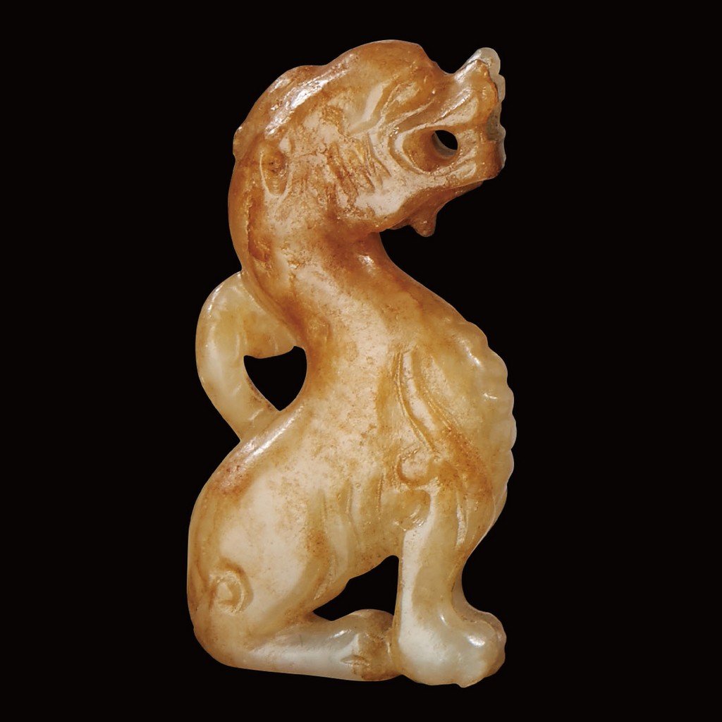 A WHITE AND RUSSET JADE SEATED HORNED BEAST MING DYNASTY (1368-1644) H 4.3 cm (1 3/4 in.) ? ????? - Image 2 of 2