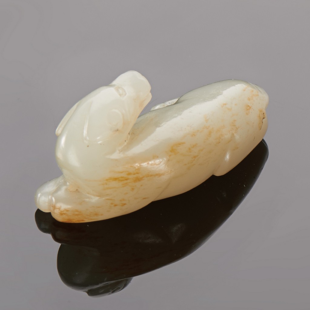 THREE WHITE JADE ANIMAL CARVINGS QING DYNASTY (1644-1911) The largest: L 4.9 cm. (2 in.) ? ?????? - Image 4 of 7