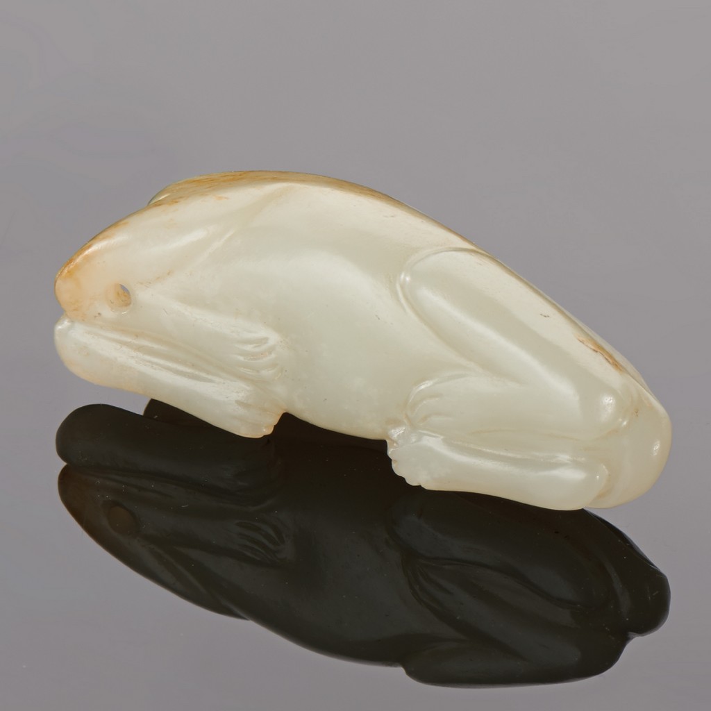 THREE WHITE JADE ANIMAL CARVINGS QING DYNASTY (1644-1911) The largest: L 4.9 cm. (2 in.) ? ?????? - Image 5 of 7