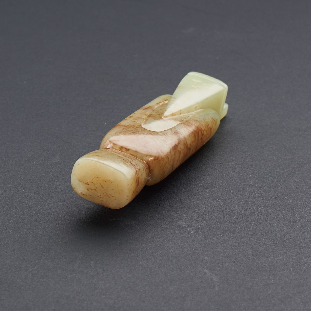 A YELLOW JADE `WENGZHONG` PENDANT MING DYNASTY (1368-1644) H 8.5 cm. (3 3/8 in.) ? ???????? - Image 4 of 4