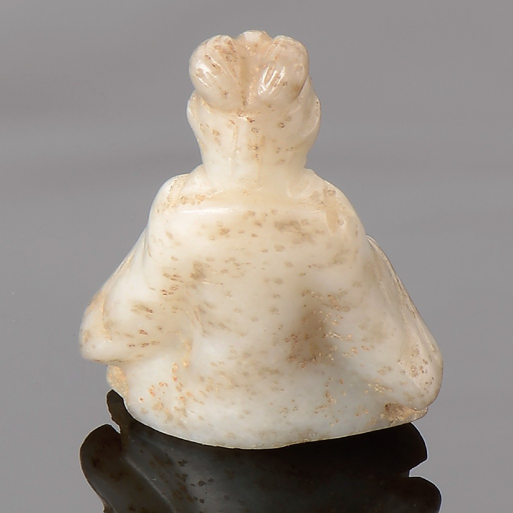 A WHITE AND RUSSET JADE BUDDHIST FIGURE SONG DYNASTY (960-1279) H 3.2 cm (1 1/4 in.) ? ???????? - Image 2 of 3