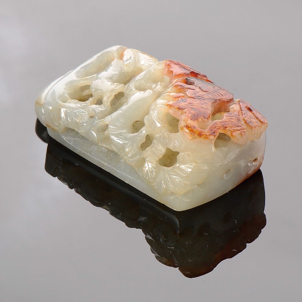 A FINELY CARVED WHITE AND RUSSET JADE TIGER FITTING BETWEEN LIAO AND JIN DYNASTY (907-1234) L 6.7 - Image 2 of 3