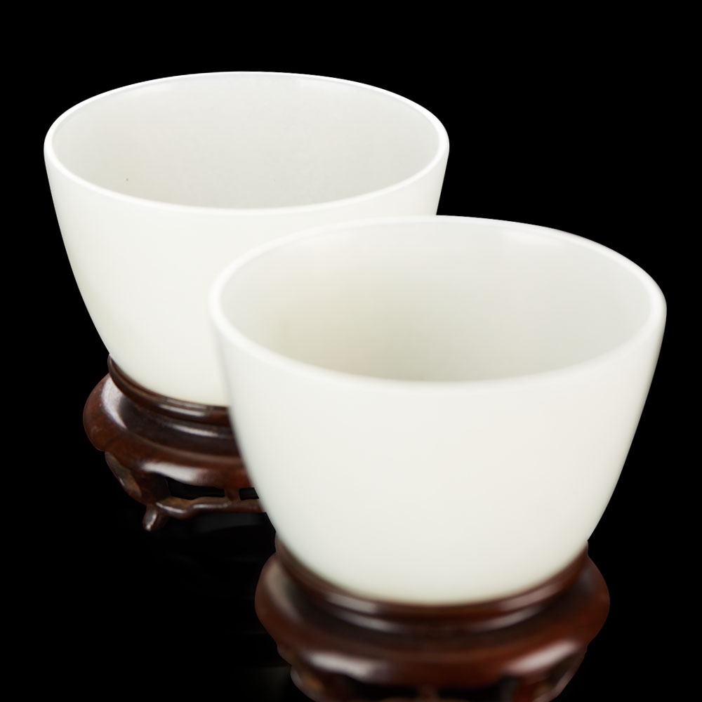 A PAIR OF WHITE JADE CUPS YONGZHENG FOUR-CHARACTER MARK AND OF THE PERIOD (1723-1735) D 7.4 cm. (2 - Image 3 of 3