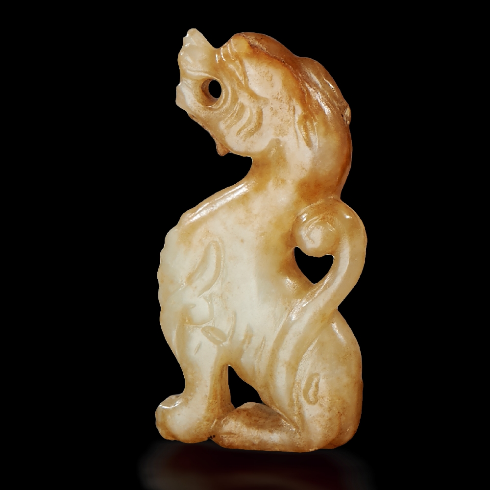 A WHITE AND RUSSET JADE SEATED HORNED BEAST MING DYNASTY (1368-1644) H 4.3 cm (1 3/4 in.) ? ?????