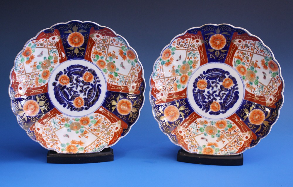 A pair of Japanese Imari chargers c.1900, with scalloped rims, decorated in the typical palette with