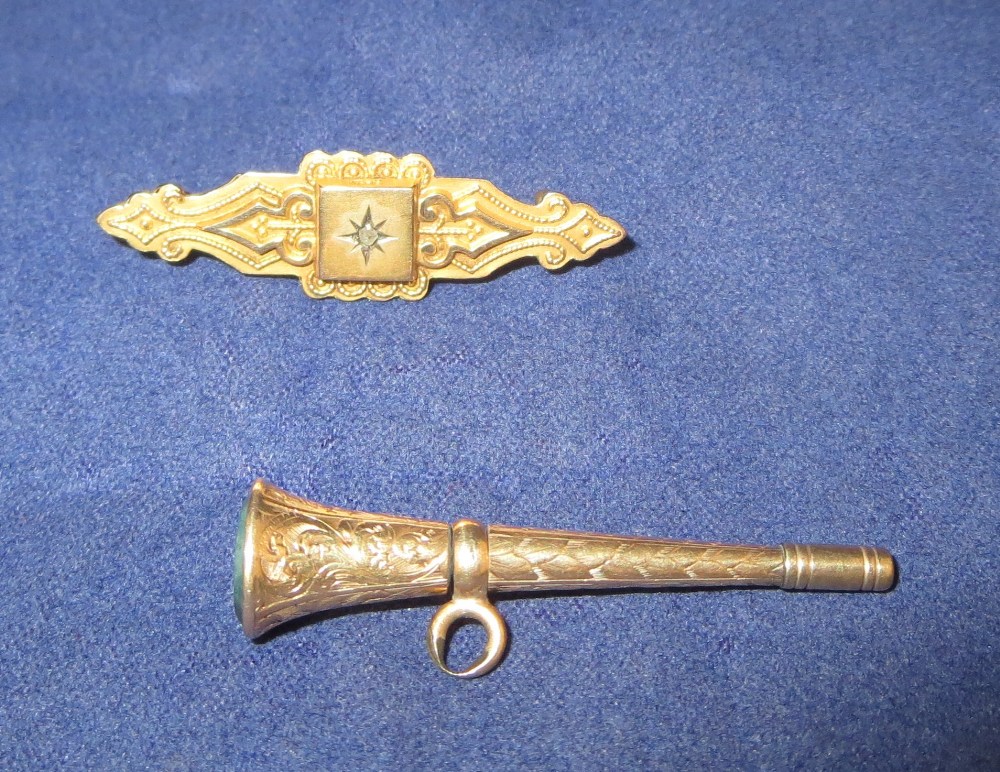 An Edwardian 9 carat hallmarked gold bar brooch with diamond chip; a yellow metal propelling pencil