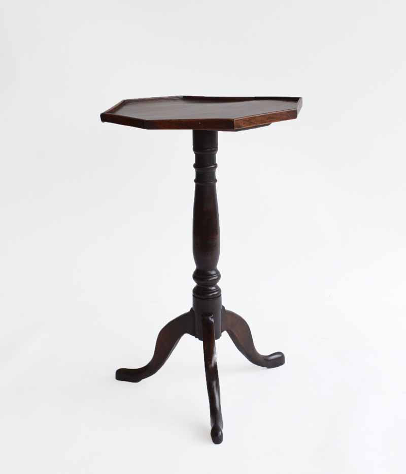 A Georgian Wine Table Late 18th to early 19th century. Elm and alder wood. Height: 69.5cm; Top: 43