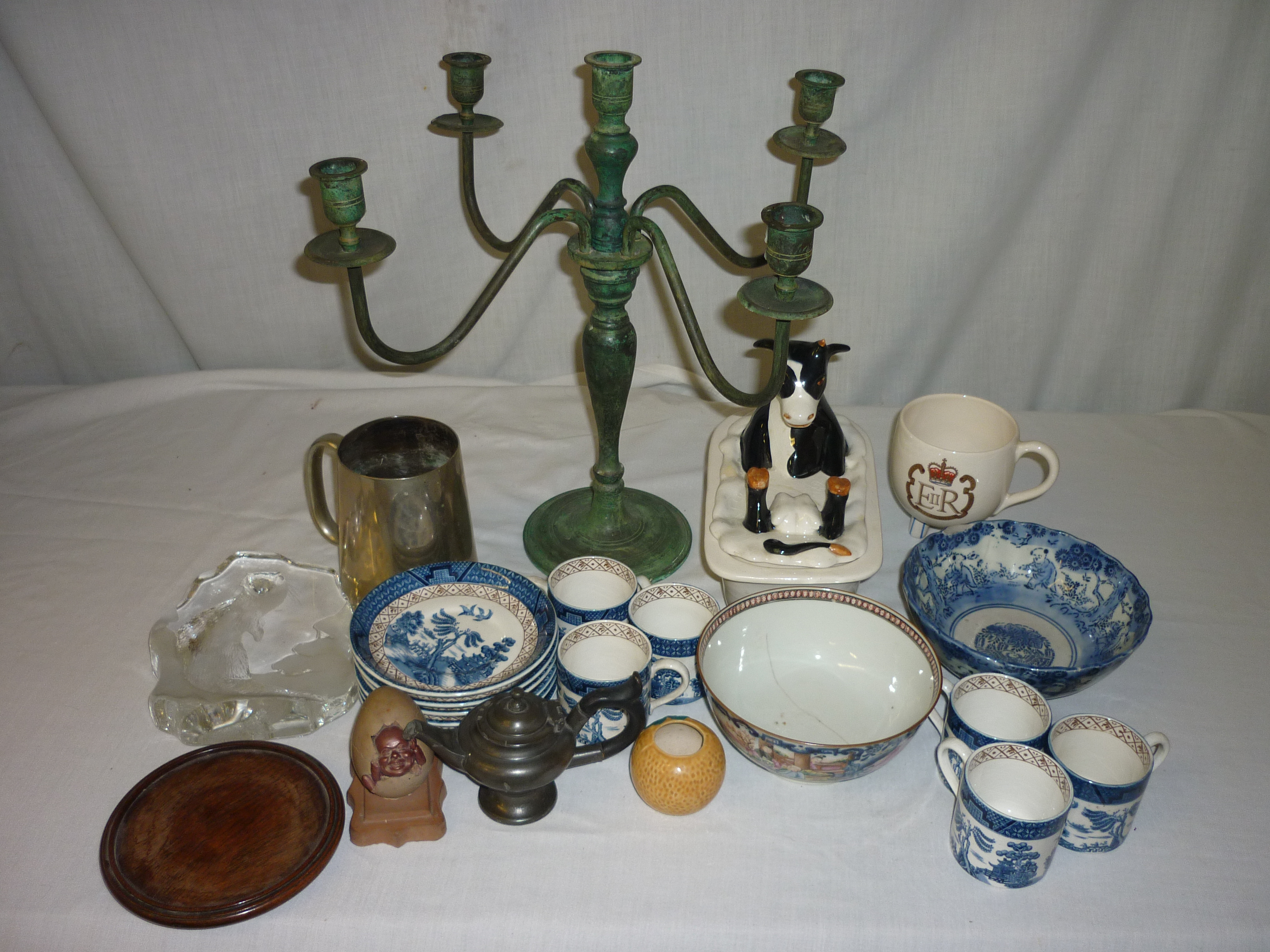 Mixed lot incl. candelabra, oriental bowl, six Booths Willow coffee cans & saucers, Carltonware