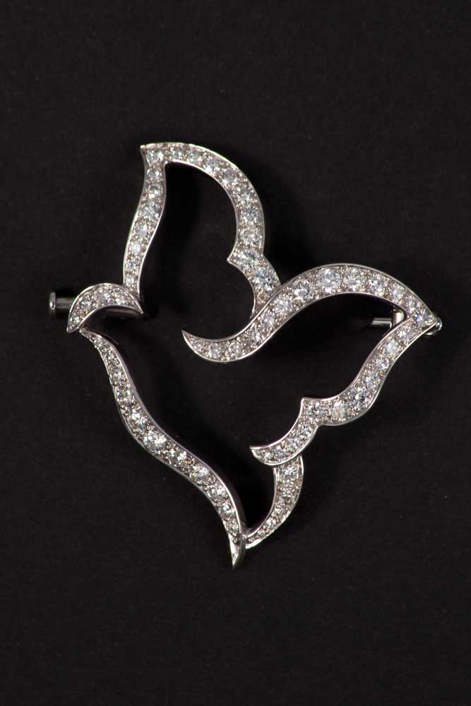 VAN CLEEF & ARPELS: Paloma Picasso brooch White gold brooch symbolizing a dove set with diamonds
