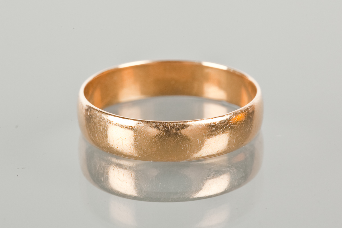 EIGHTEEN CARAT GOLD WEDDING BAND size M, 2g