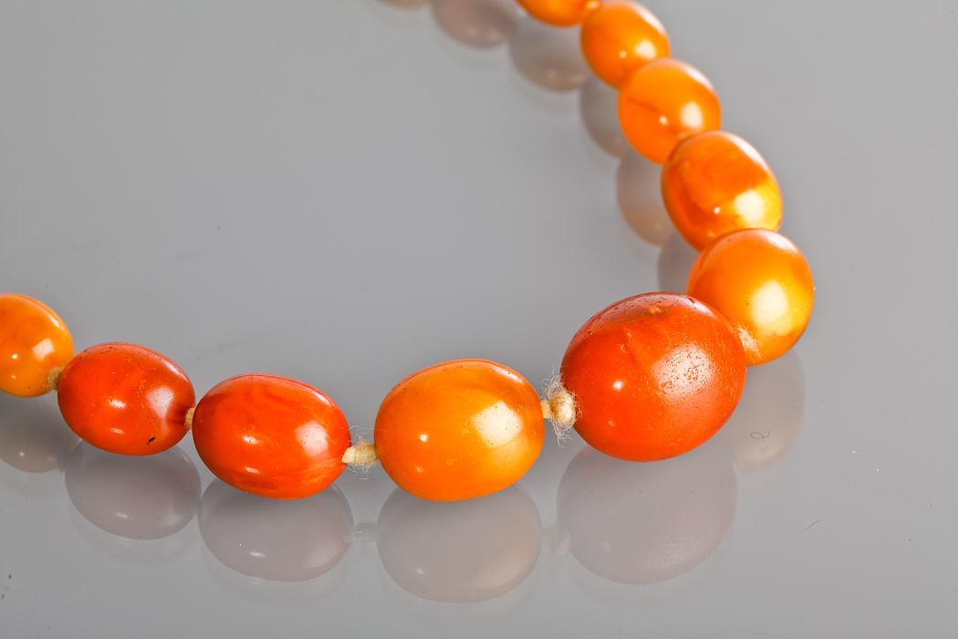 EARLY TWENTIETH CENTURY BUTTERSCOTCH AMBER BEAD NECKLACE the largest bead approximately 30mm