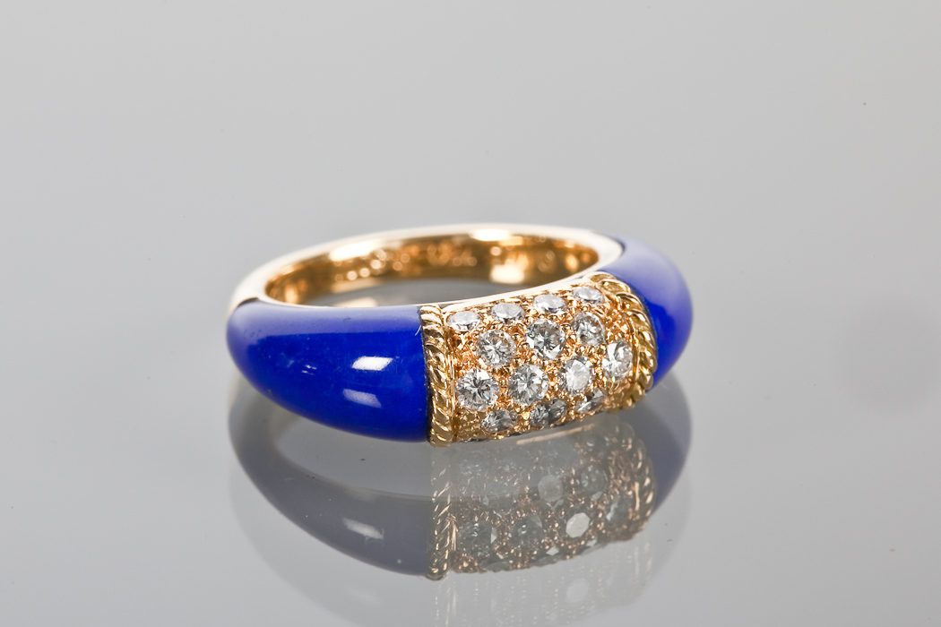 VAN CLEEF AND ARPELS DIAMOND AND LAPIS LAZULI RING with a central panel set with brilliant cut