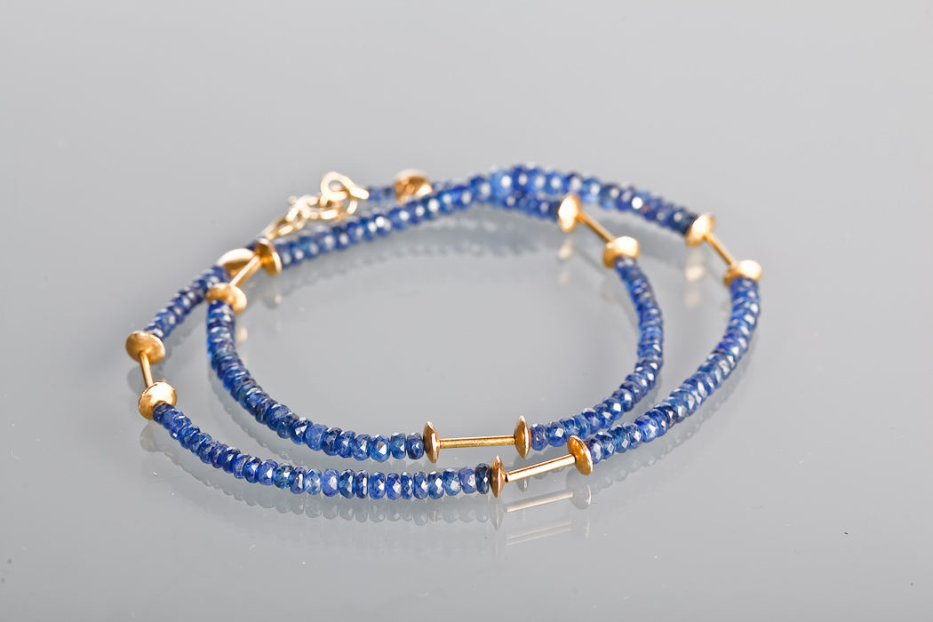 SAPPHIRE BEAD NECKLACE with faceted blue sapphire beads and gold coloured sections, the clasp