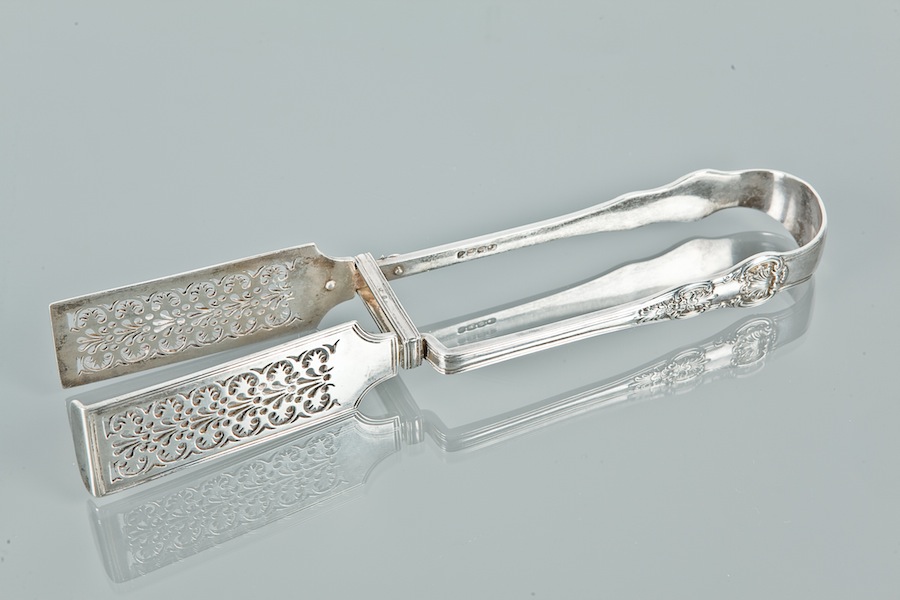 WILLIAM IV SILVER ASPARAGUS TONGS with pierced grills, London hallmarks, approximately 251g, 26cm