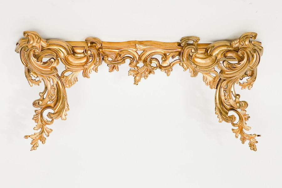 19TH CENTURY GILT BRASS ROCCOCO REVIVAL FENDER  the terminals and centre section with acanthus and