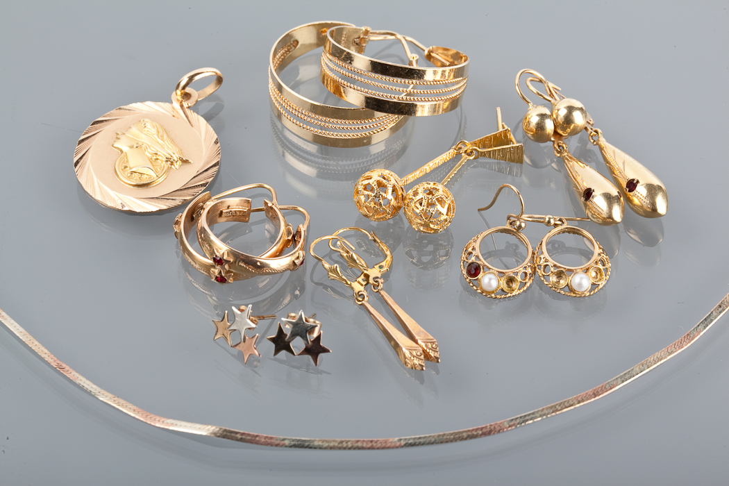 GROUP OF VARIOUS ITEMS OF GOLD JEWELLERY including an eighteen carat gold circular pendant and two