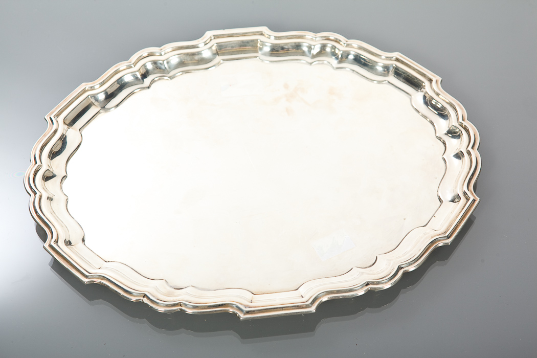 20TH CENTURY OVAL SILVER PIE CRUST TRAY Birmingham hallmarks, approximately 638g, 31cm long Good