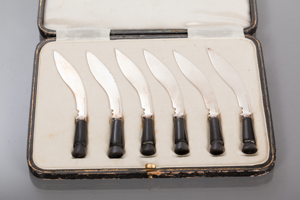 EDWARDIAN SILVER MINIATURE KUKRI BUTTER KNIVES retailed by Page, Keen and Page, in original case,
