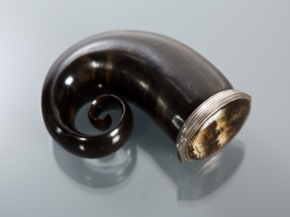 VICTORIAN SILVER MOUNTED HORN SNUFF MULL with horn hinged cover and plain silver band, 7cm long