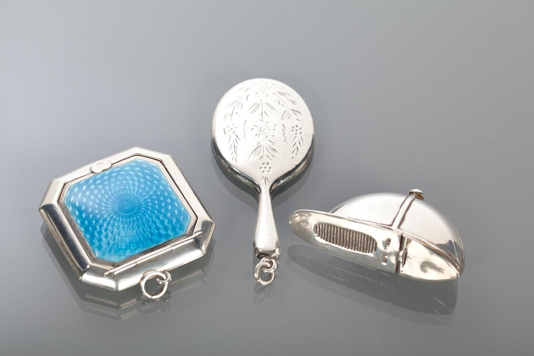 EARLY 20TH CENTURY SILVER AND BLUE ENAMEL COMPACT of canted square form, with suspension ring 5cm