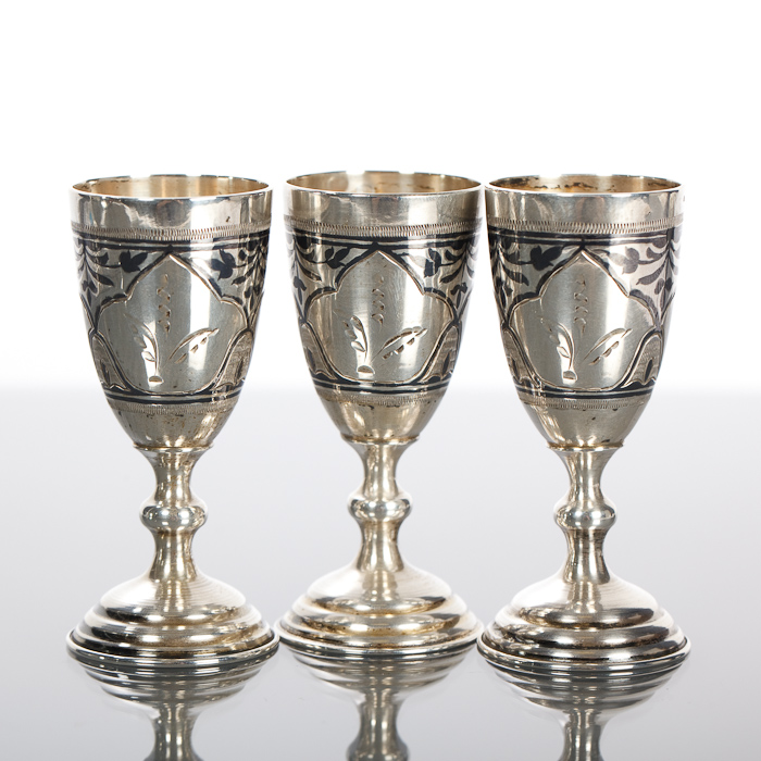 SET OF THREE RUSSIAN NIELLO SILVER KIDDISH CUPS with parcel gilt interiors, the exteriors decorated