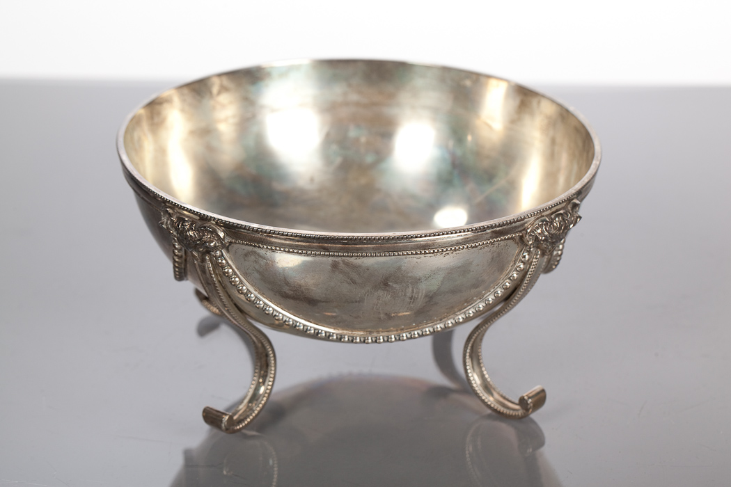 20TH CENTURY SILVER CIRCULAR COMPORT with beaded borders and swags, the scrolling feet terminated