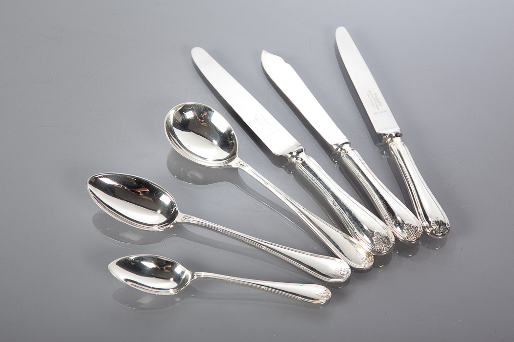 SUITE OF MAPPIN AND WEBB SILVER PLATED RIBBON AND THREAD PATTERN CUTLERY in felt rolls, the spoons