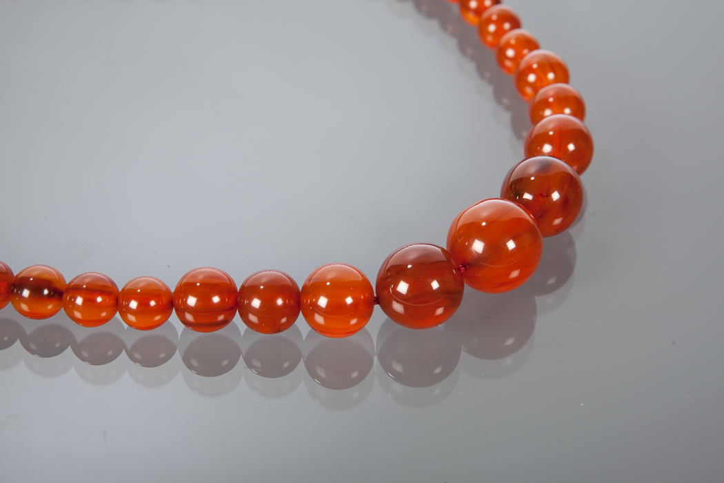 VINTAGE RECONSTITUTED AMBER BEAD NECKLACE the single strand with graduated circular beads, 33cm