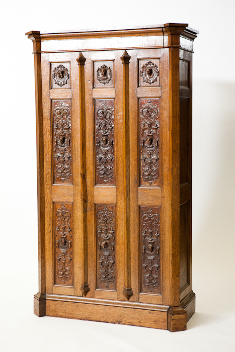 LATE VICTORIAN OAK RENAISSANCE REVIVAL CARVED WARDROBE with single drawer on plinth base, 172 cm