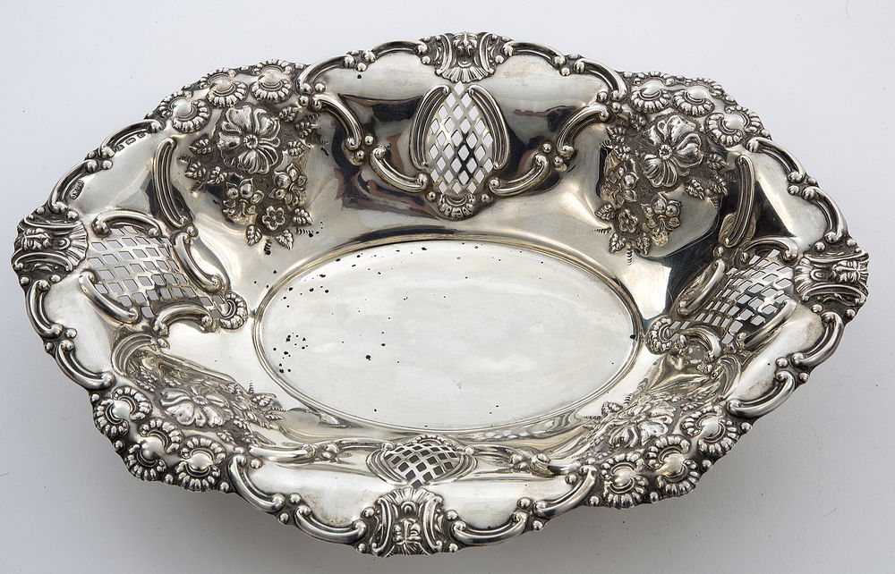 AN OVAL PIERCED AND EMBOSSED SILVER BREAD DISH, 
Birmingham 1902, with pierced cartouche panels,