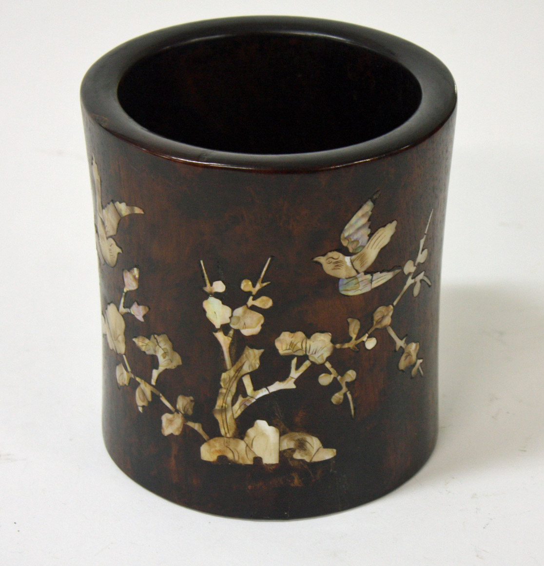 A MOTHER-O-PEARL INLAID CHINESE BRUSH POT, 
6.25in (16cm). (1)