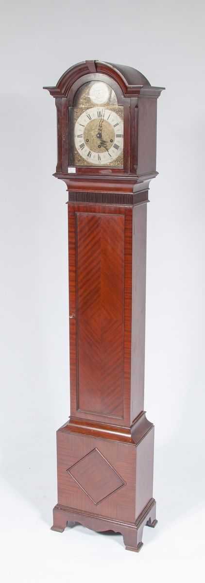 AN ATTRACTIVE MAHOGANY CASED CHIMING GRANDMOTHER CLOCK, 
early 20th century, the arched and