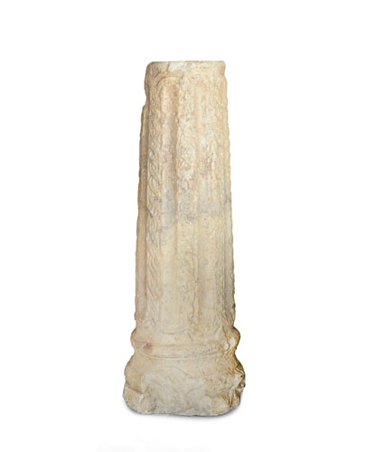 MOBILE DEL XIV SECOLO COLONNA IN PIETRA SCOLPITA, XIV SECOLO, scanalata e decorata da serpentine