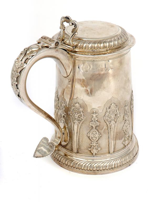A GEORGE III TANKARD, with lambrequins and pendants on a textured band, gadrooned rims,  23cm h, by