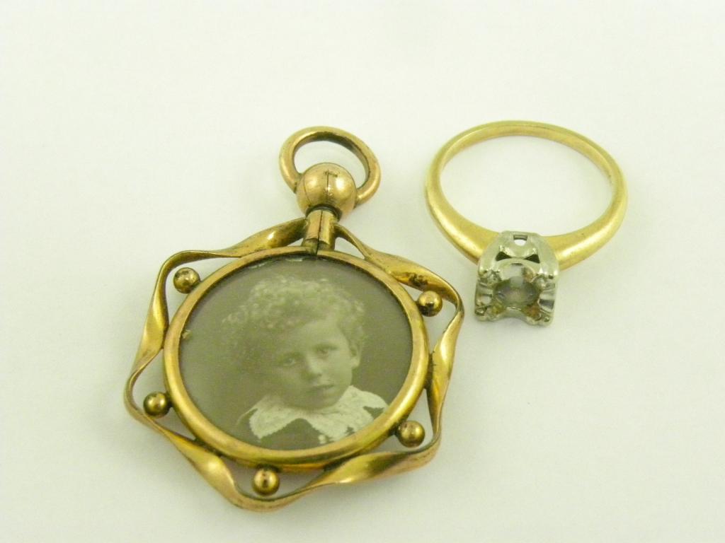 A GOLD PHOTO LOCKET AND A GOLD RING SHANK, THE LATTER MARKED 14K, 7G GROSS