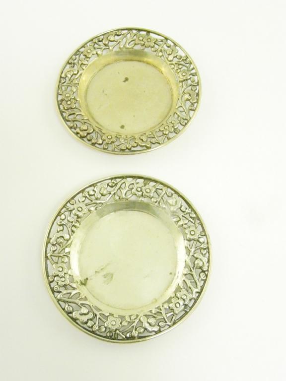 A PAIR OF CHINESE SILVER DISHES WITH PIERCED REPOUSSÉ BORDER, MARKED IN CHINESE, C1900, 2OZS