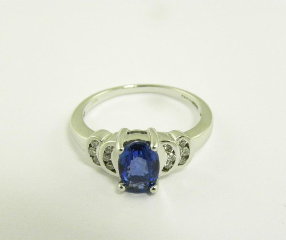 A SAPPHIRE AND DIAMOND RING IN 18CT WHITE GOLD, 4.7G