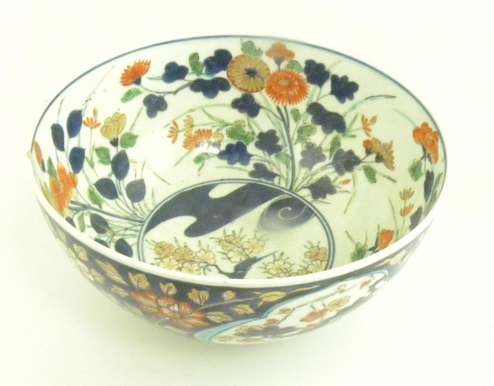 A CHINESE IMARI BOWL, 19TH C (CRACKED)