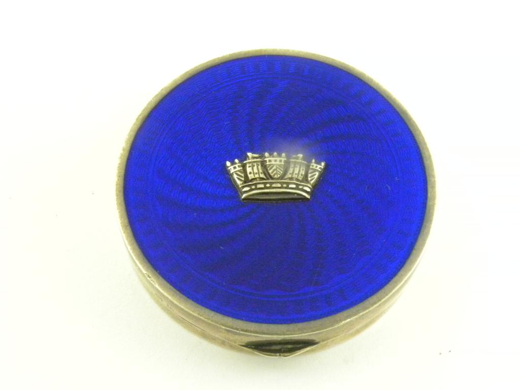 A GEORGE V SILVER AND BLUE GUILLOCHE ENAMEL COMPACT, THE LID APPLIED WITH THE NAVAL CROWN, MARKED