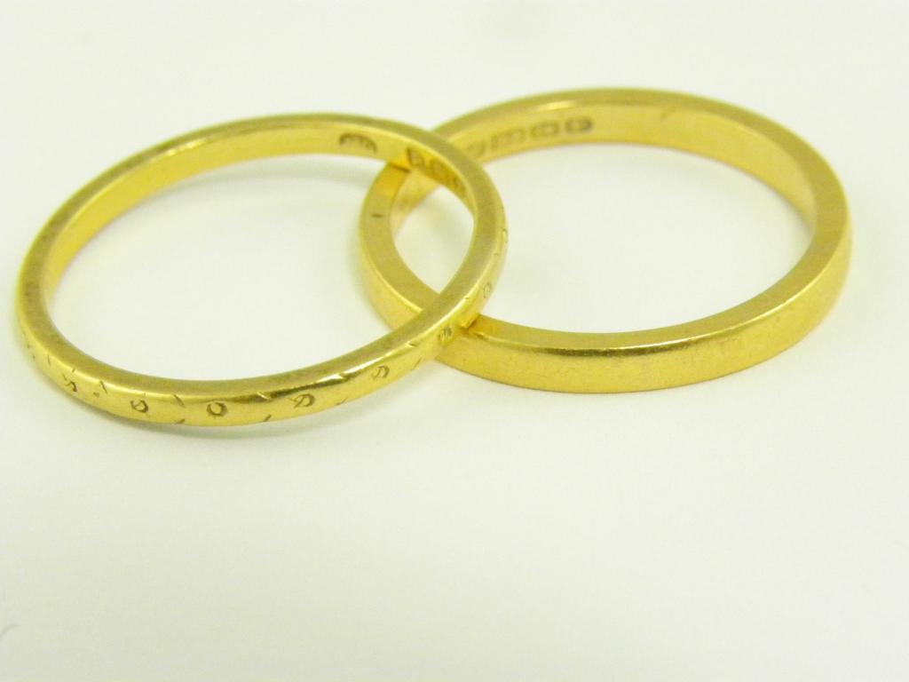 TWO 22CT GOLD RINGS, 6.4G